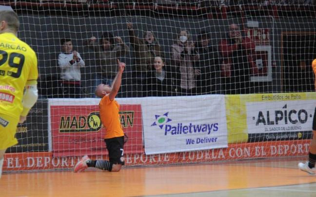 Pintinho celebra un gol ante Córdoba. Pintinho celebra un gol ante Córdoba.