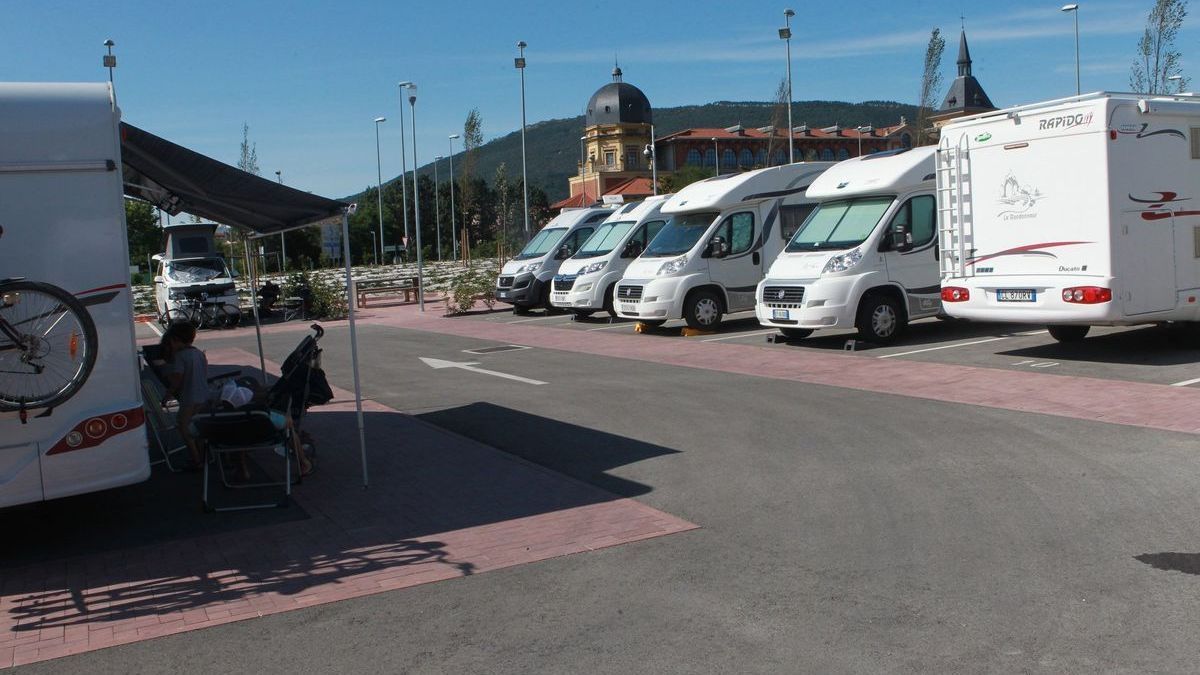 Autocaravanas aparcadas en el área de Trinitarios.