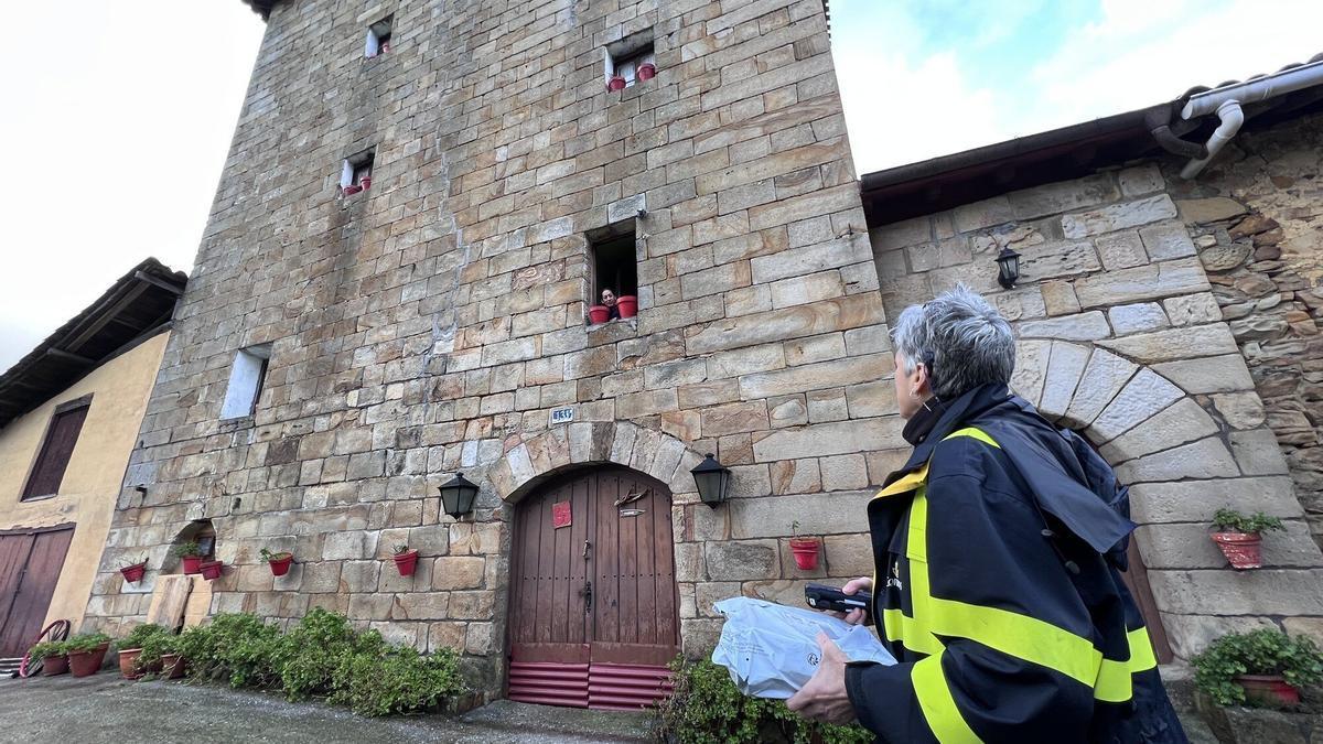 Eukene Murillo López es una de las 38 carteras que se encarga de hacer llegar el correo a los vecinos de las áreas rurales de Bizkaia. Se encarga de la ruta de Lezama