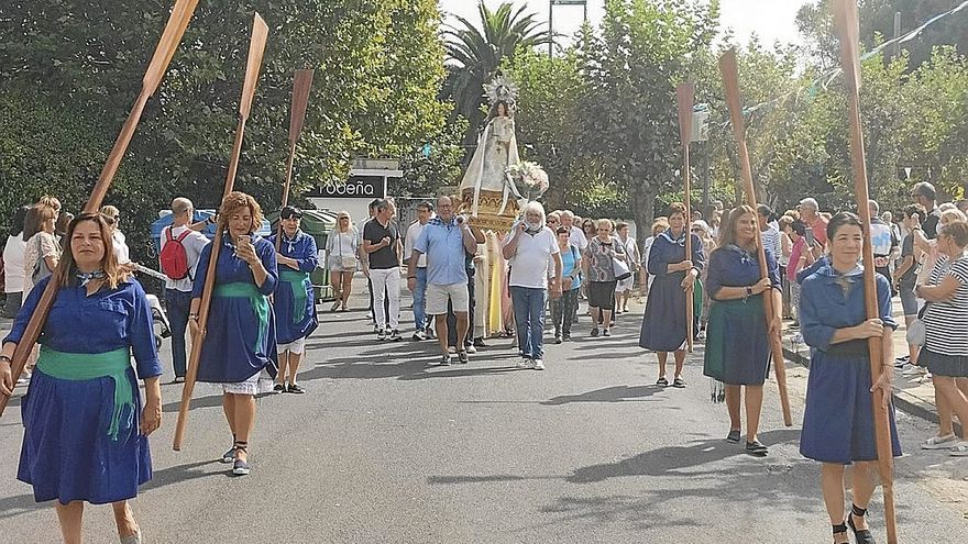 Jos&eacute; Miguel San Vicente, de corto, portando las andas tras visitar la residencia de mayores.
