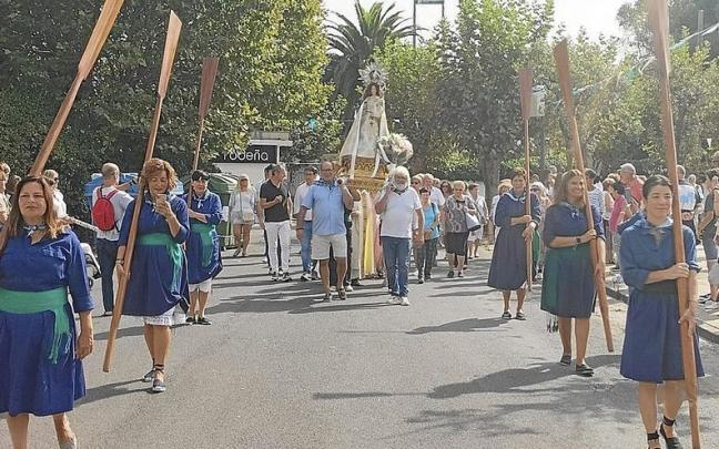 Jos&eacute; Miguel San Vicente, de corto, portando las andas tras visitar la residencia de mayores.