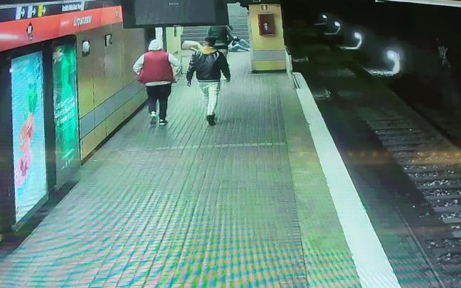Imágenes de las cámaras de seguridad del Metro de Barcelona. Imágenes de las cámaras de seguridad del Metro de Barcelona.