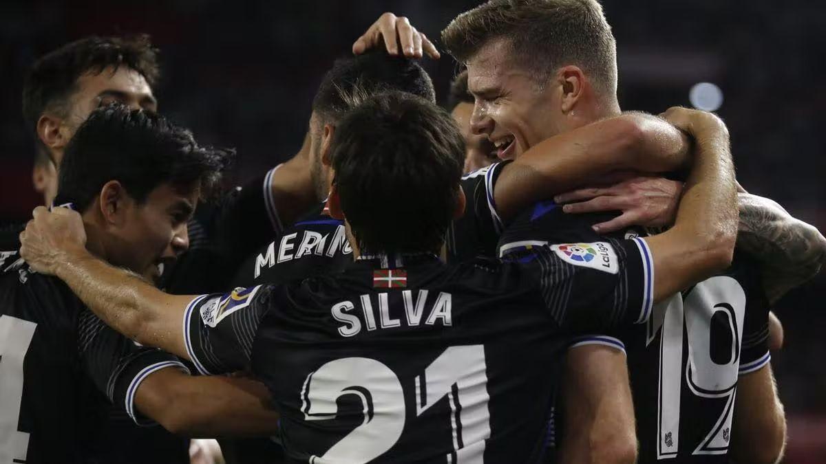 Los jugadores de la Real celebran uno de los goles