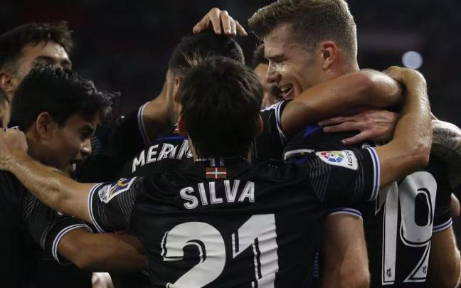 Los jugadores de la Real celebran uno de los goles Los jugadores de la Real celebran uno de los goles