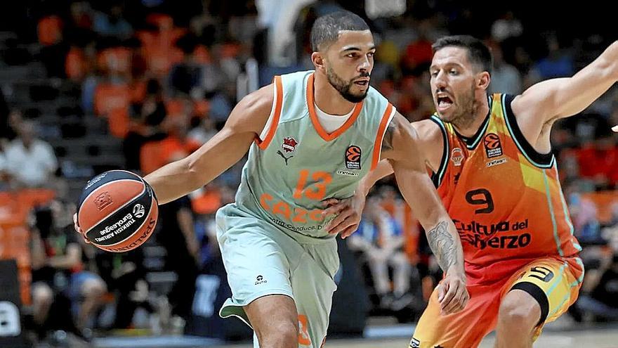 Darius Thompson dio una lección de pase y comprensión de juego en el duelo contra el Valencia Basket. | FOTO: EUROLIGA