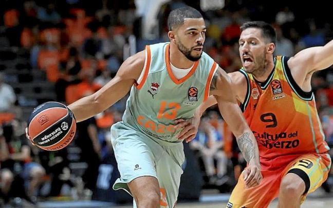 Darius Thompson dio una lecci&oacute;n de pase y comprensi&oacute;n de juego en el duelo contra el Valencia Basket. | FOTO: EUROLIGA