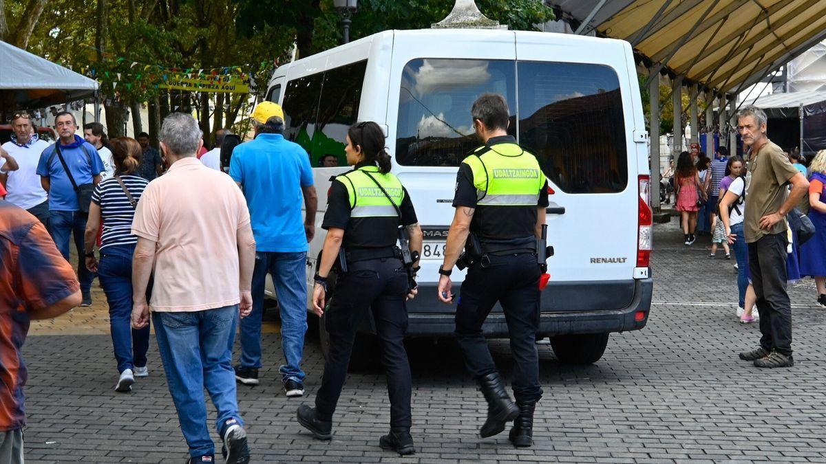 Agentes de la Ertzaintza recorren el recinto festivo de Aste Nagusia.