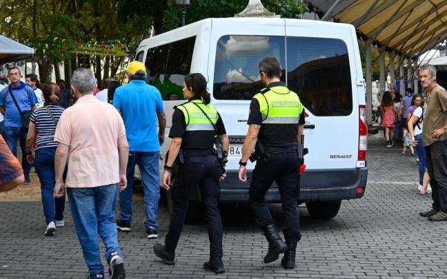 Agentes de la Ertzaintza recorren el recinto festivo de Aste Nagusia.
