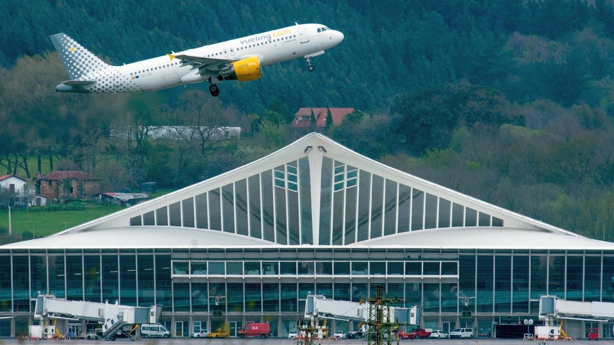 Un avión de Vueling, despegando ante la terminal aérea.