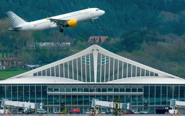 Un avión de Vueling, despegando ante la terminal aérea. Un avión de Vueling, despegando ante la terminal aérea.