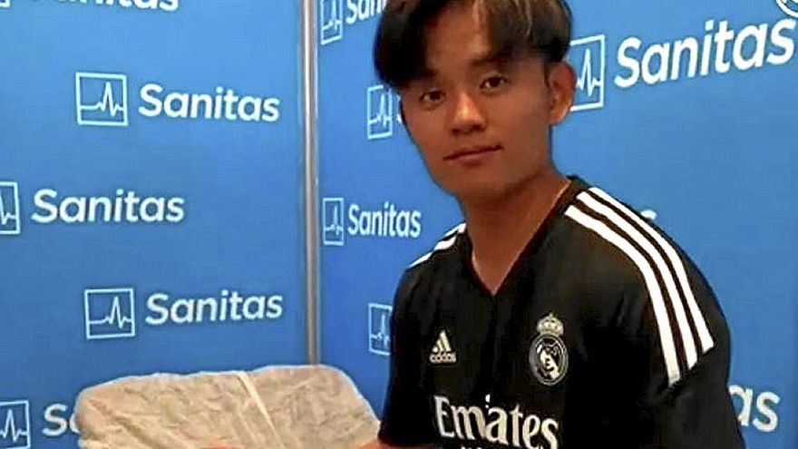 Kubo pasó ayer las pruebas médicas del Real Madrid. | FOTO: N.G.