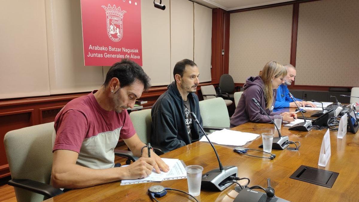 Los representantes de la plantilla de Naipes Fournier, este viernes en las Juntas