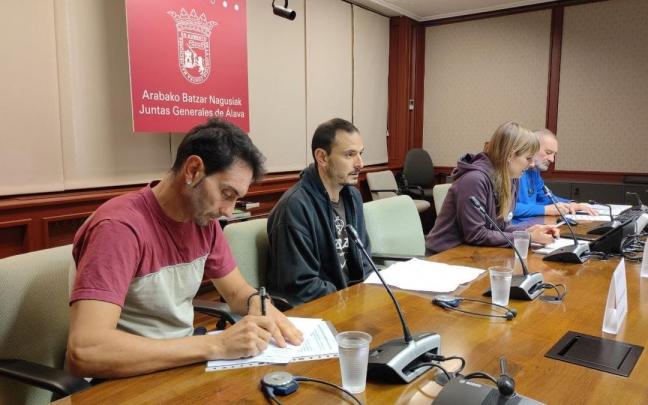 Los representantes de la plantilla de Naipes Fournier, este viernes en las Juntas