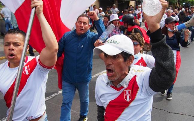 Cientos de personas salen a la calle para celebrar la salida de Pedro Castillo del Gobierno.