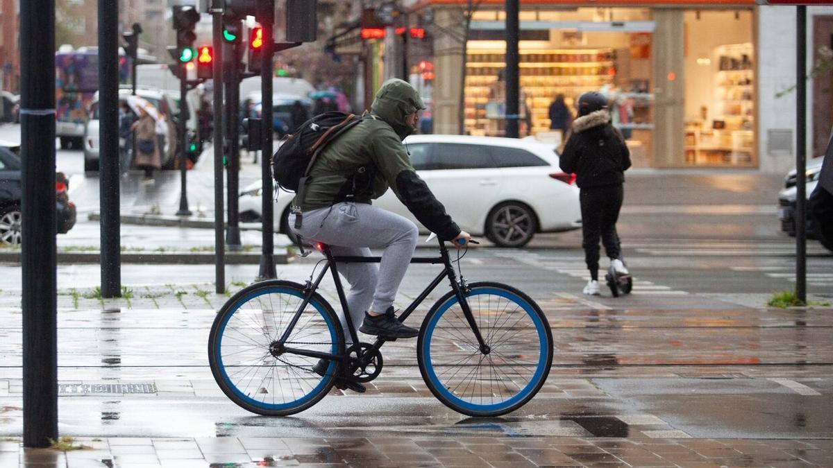 Una persona, ajena a la informaci&oacute;n, andando en bicicleta en Vitoria