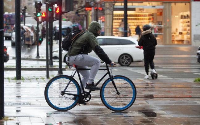 Una persona, ajena a la informaci&oacute;n, andando en bicicleta en Vitoria