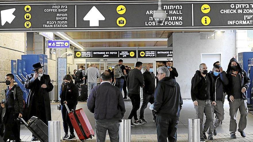 Pasajeros en el aeropuerto internacional de Ben Gurion, en Tel Aviv, donde se ha producido el control policial