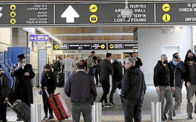 Pasajeros en el aeropuerto internacional de Ben Gurion, en Tel Aviv, donde se ha producido el control policial
