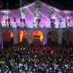 Una plaza llena de personas con motivo de la grabación de las campanadas de Nochevieja para EITB.