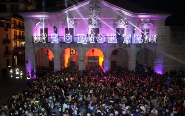 Una plaza llena de personas con motivo de la grabación de las campanadas de Nochevieja para EITB.