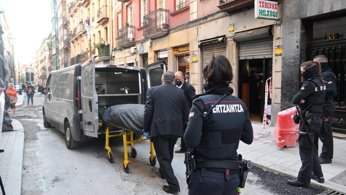 El cuerpo sin vida de la mujer asesinada presuntamente por su pareja fue trasladado al Instituto Anatómico Forense para realizarle la autopsia.