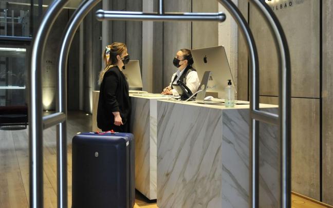 Una turista, en la recepci&oacute;n de un hotel