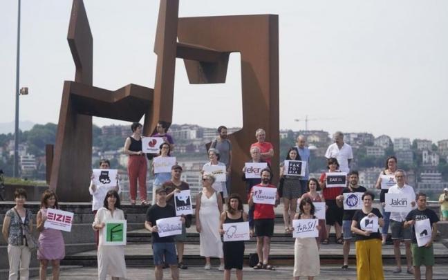Ekimenaren aldeko eragile eta sortzaileetako batzuk, ostegun goizeko agerraldian.