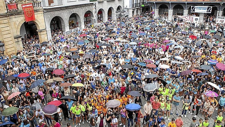 La principal plaza de Azkoitia, abarrotada de gente a la espera del txupinazo en una edición anterior de andramaris. | FOTO: N.G.