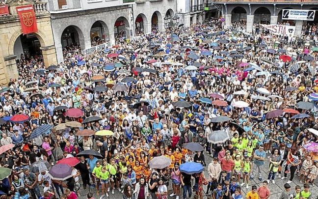 La principal plaza de Azkoitia, abarrotada de gente a la espera del txupinazo en una edici&oacute;n anterior de andramaris. | FOTO: N.G.