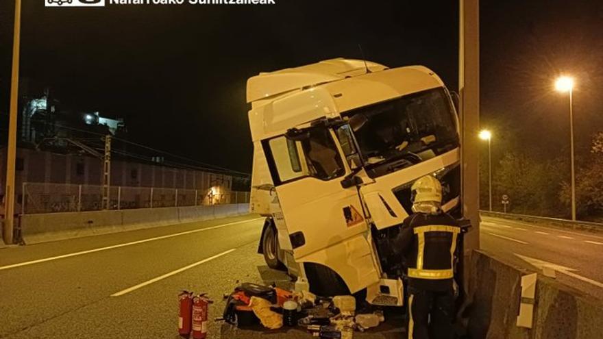 El camión accidentado, en Olazti.