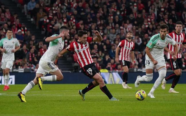 Oier Zarraga da un pase en el derbi de esta temporada ante Osasuna Oier Zarraga da un pase en el derbi de esta temporada ante Osasuna