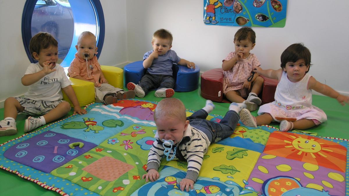 Varios bebés en una de las aulas de la Escuela Infantil de Cadreita, en una imagen de archivo.