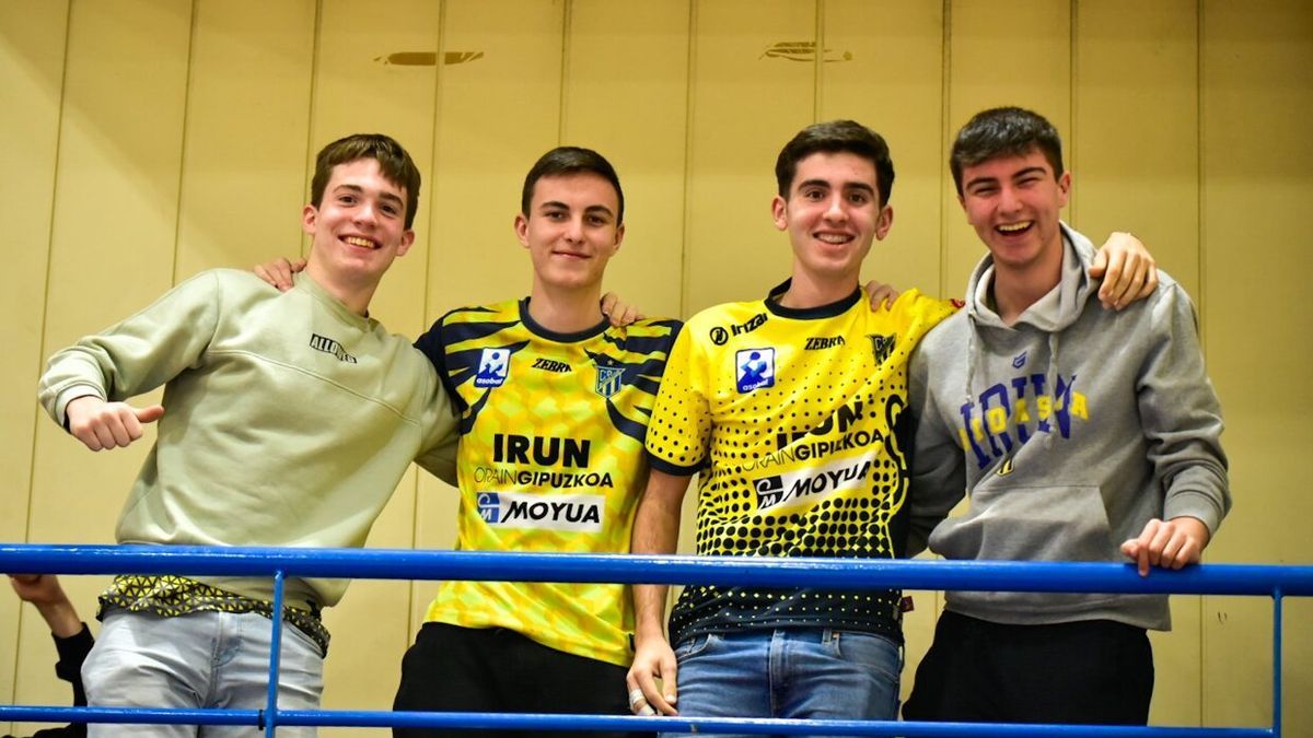 Público en Artaleku durante el partido Bidasoa-Irun y Ángel Ximénez Puente Genil en abril de 2022.