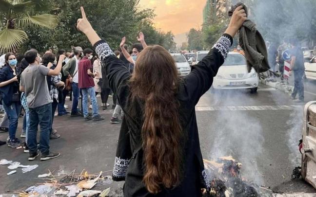 Una mujer iraní protesta en la calle por la muerte de Mahsa Amini. Una mujer iraní protesta en la calle por la muerte de Mahsa Amini.