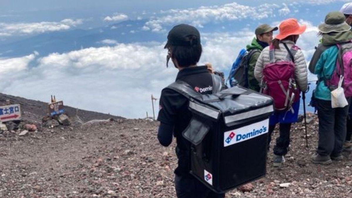 El repartido de pizzas en la cima del monte Fuji de Japón.