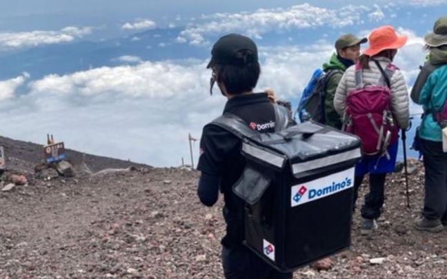 El repartido de pizzas en la cima del monte Fuji de Japón. El repartido de pizzas en la cima del monte Fuji de Japón.