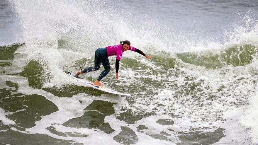 Emakume surflarien kopuruak gora egin du Mundakan.