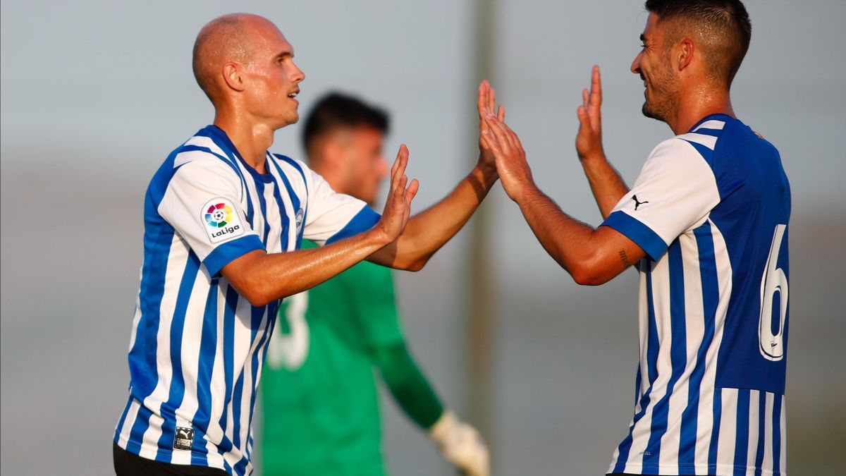 Guridi recibe la felicitación de Moyá tras marcar el segundo gol en el amistoso entre el Alavés y el Intercity