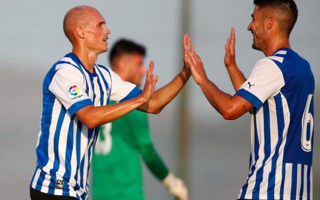 Guridi recibe la felicitación de Moyá tras marcar el segundo gol en el amistoso entre el Alavés y el Intercity