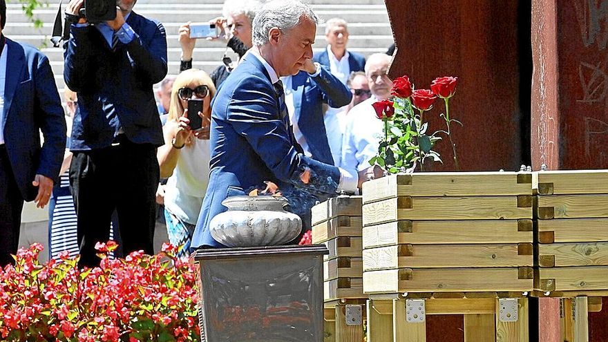 Iñigo Urkullu deposita una flor en la ofrenda celebrada en la plaza San Pelayo de Ermua una vez acabado el acto de Estado. | REPORTAJE FOTOGRÁFICO: OSKAR GONZÁLEZ