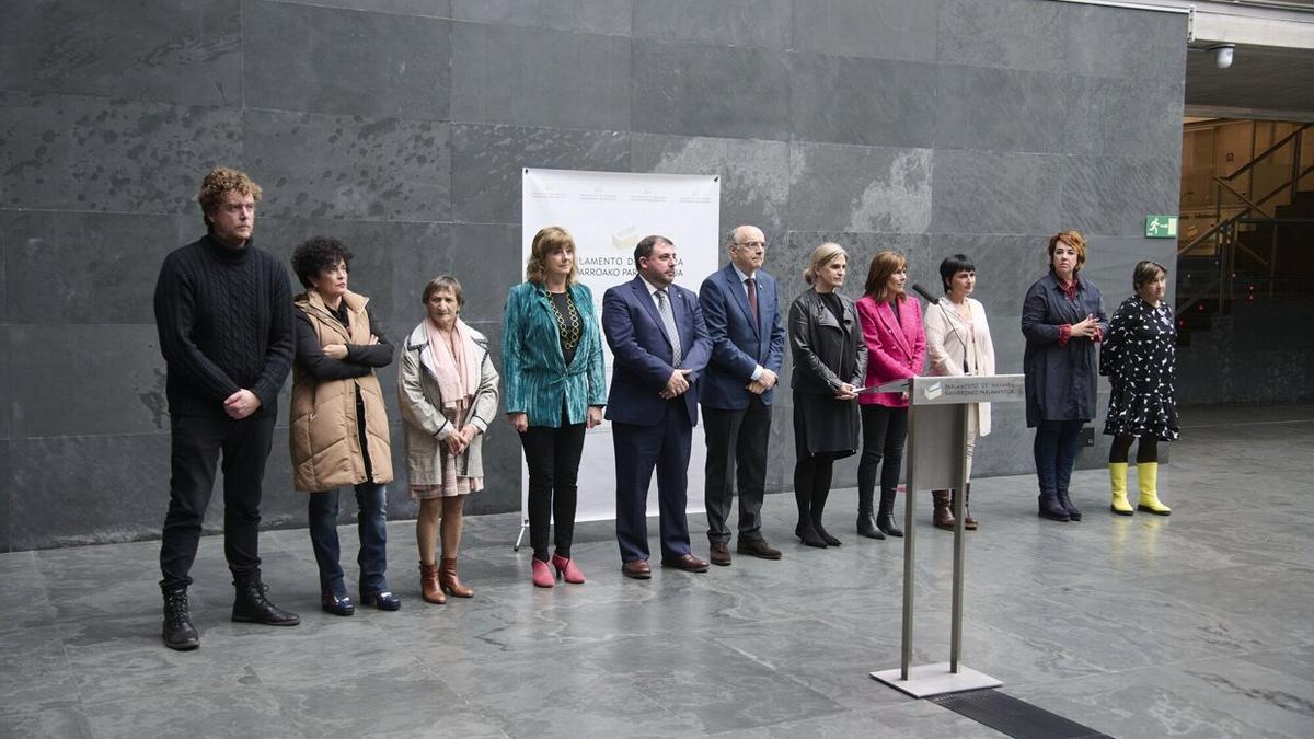 Inauguración de la exposición ‘Hitzak Lege’, en el Parlamento de Navarra.