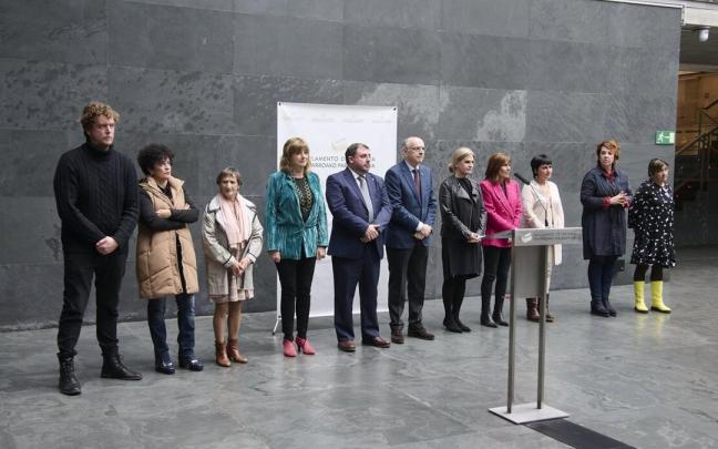 Inauguración de la exposición ‘Hitzak Lege’, en el Parlamento de Navarra.