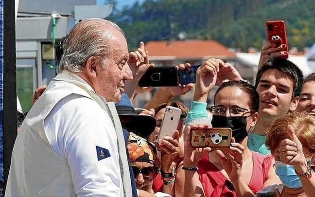 El rey emérito Juan Carlos de Borbón, en la visita que realizó a Sanxenxo (Pontevedra) a mediados de mayo. El rey emérito Juan Carlos de Borbón, en la visita que realizó a Sanxenxo (Pontevedra) a mediados de mayo.