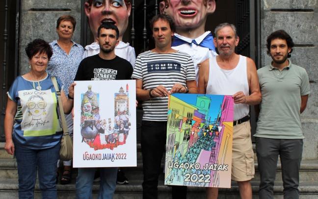 El alcalde y miembros de la Comisión de Fiestas con los cabezudos y el cocinero Jon Gil.