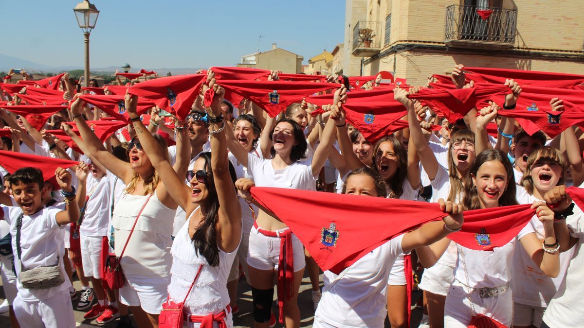 Un grupo de murchantinas con el pañuelo en alto, justo antes del cohete