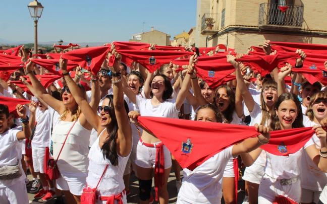 Un grupo de murchantinas con el pañuelo en alto, justo antes del cohete Un grupo de murchantinas con el pañuelo en alto, justo antes del cohete