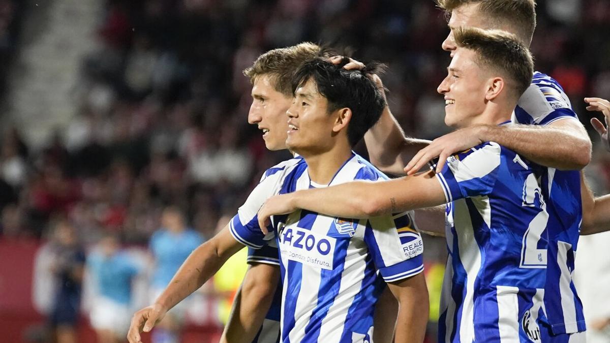 Algunos de los jugadores realistas celebran un gol