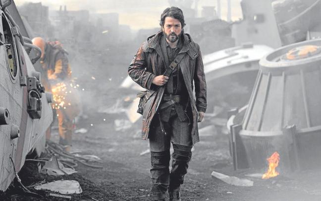 Diego Luna da vida a Andor en esta serie recién estrenada en Disney+ y que prevé continuar en una segunda temporada.