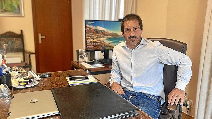 El alcalde peralt&eacute;s, Juan Carlos Castillo Ezpeleta, posa en su despacho a escasas horas del inicio festivo.