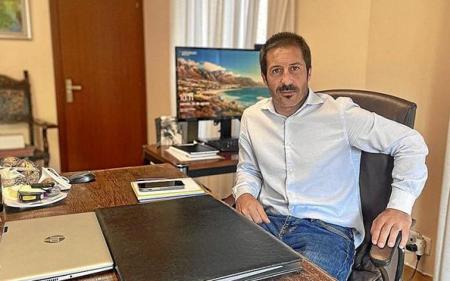 El alcalde peralt&eacute;s, Juan Carlos Castillo Ezpeleta, posa en su despacho a escasas horas del inicio festivo.